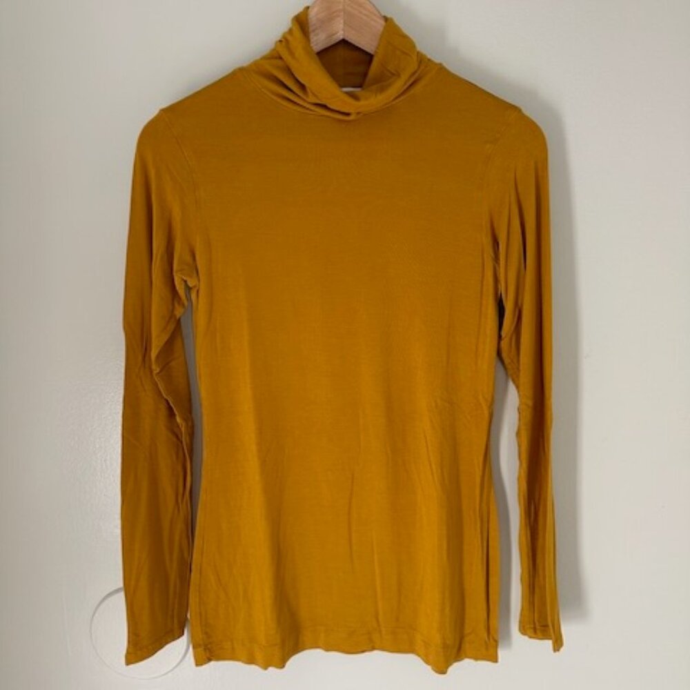 THE TINY CLOSET Long-sleeved Turtleneck Top